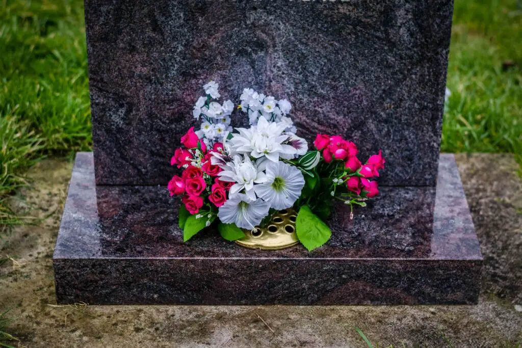 Best Way To Clean A Black Granite Headstone (How Cleaning Headstones