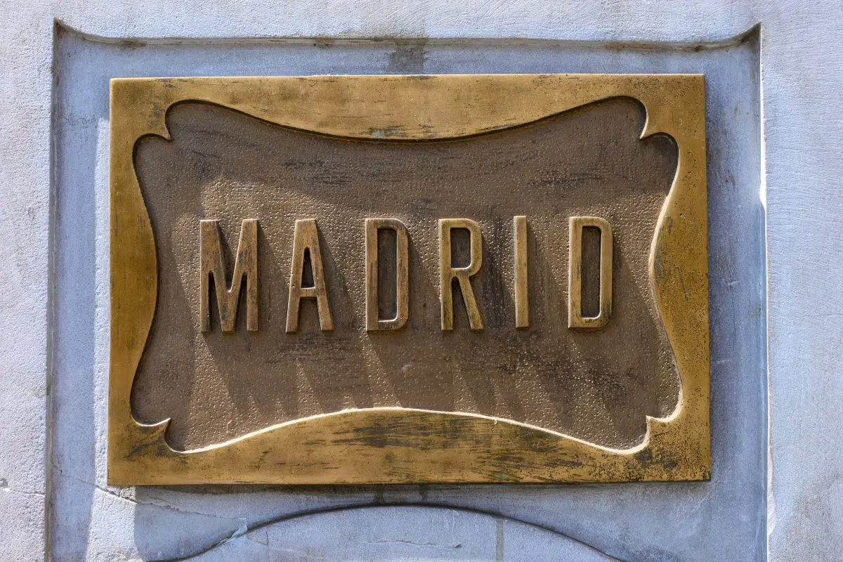 How To Keep Bronze Headstones Shiny (Keep Bronze Grave Markers Looking